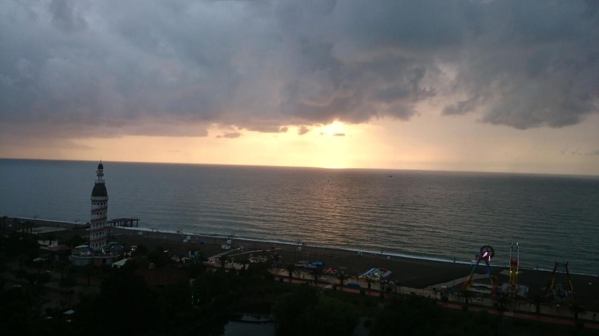 E&S Apartment - Sunset & Sea View Batumi Exterior foto